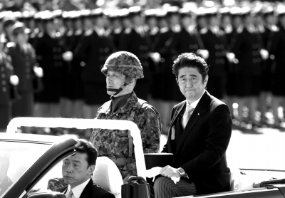 27日，日本�斡裣氐穆缴献晕蓝映�霞训练场，日本首相安倍晋三检阅自卫队。图/东方IC