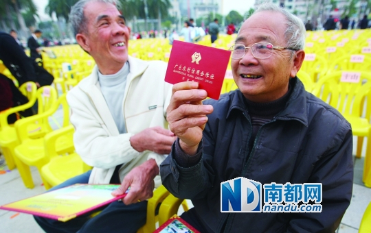 2010年东莞领到首批城乡一体化养老金的老人笑逐颜开。 南都记者 陈奕启 摄