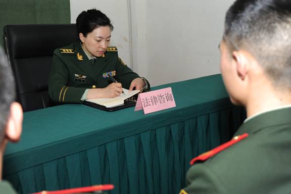 武警成都军事法院院长方芳为兵服务记事(组图)