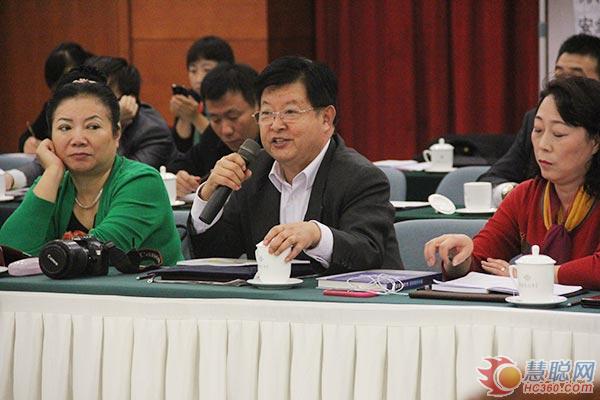 北京清洁行业协会秘书长翟佳梁宣布大会开幕
