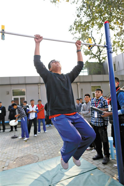 昨日,一名高二学生在测试"引体向上".新京报记者 浦峰 摄