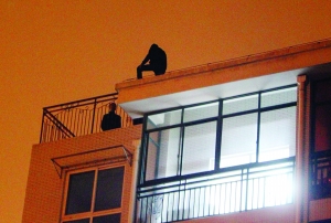 民警在楼顶劝说小偷