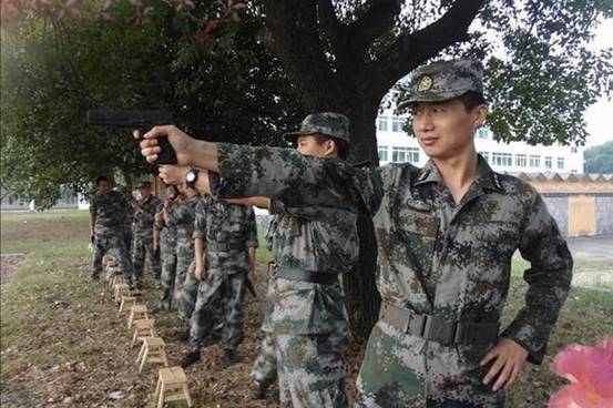 三军精英再磨砺——广州军区某综合训练基地为驻港澳部队换进干部加钢