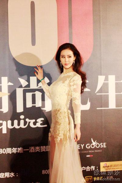 于咏琳亮相杂志周年庆透视长裙性感指数破表