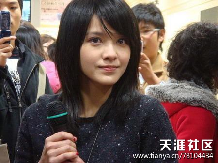 早期郭采洁长发造型多半是斜刘海,扎马尾,透着一股子青春甜美范儿.