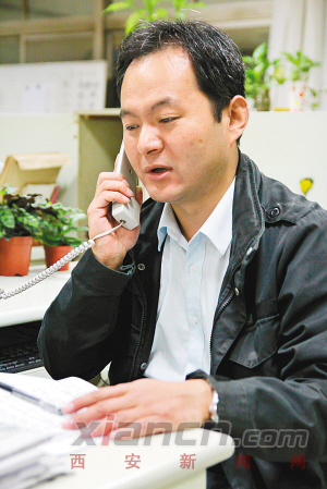 市环保局大气处处长蒋涛正在接听热线记者 窦翊明 摄