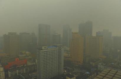 10月20日，站在岳府街某高楼的楼顶上看到的成都笼罩在雾霾之中。 （本报资料图片）