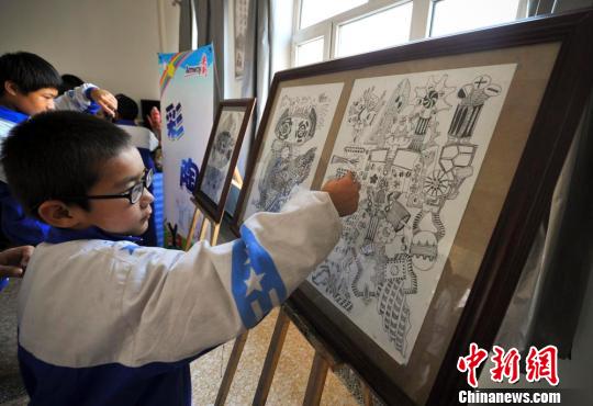 由聽覺障礙兒童所創作的彩陶、衍紙、素描、手工藝品等藝術作品在新疆烏魯木齊市聾人學校展出。 劉新攝