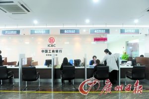 目前大多数银行都不支持借记卡异地挂失补卡。记者卢政 摄