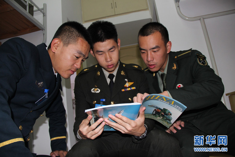 日本防卫大学松岛铁八在中国学员的介绍下阅览中英文对照版的《中国