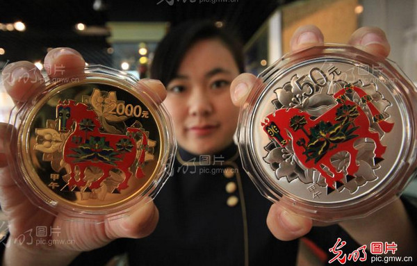 前日，“2014中国甲午(马)年金银纪念币”在杭城首发，而相较往年，生肖金银币发行整整提前了一个月。这同时也意味着，一年一度的贵金属年终贺岁产品大戏正式上演。