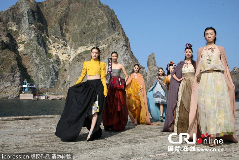 独岛争端“色彩斑斓” 韩国模特岛上秀服装(高清组图)-搜狐滚动