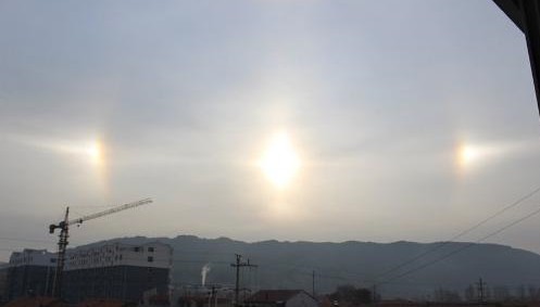 赤峰三个太阳后现一道反向彩虹 日华是大气的一种光学