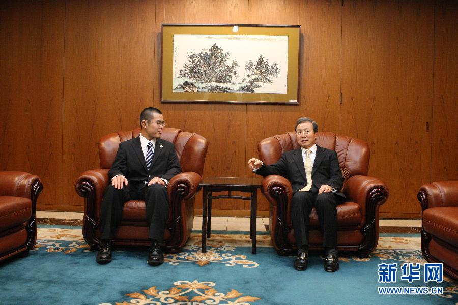 11月1日, 在日本东京,中国驻日本大使程永华右向中国留学生严俊颁奖.