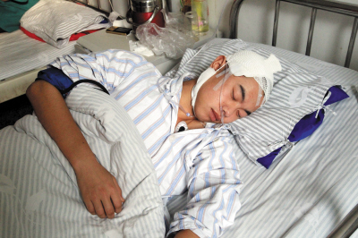 年轻的小张躺在医院里仍昏迷不醒,受伤原因至今不明.