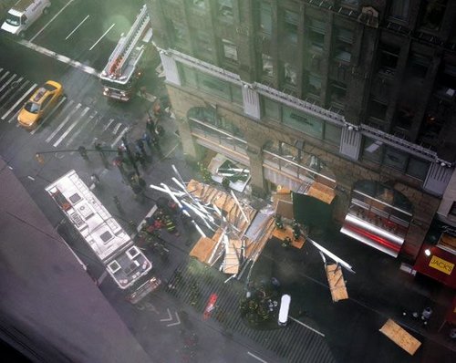 中新网11月2日电 据美国中文网援引今日纽约消息，1日上午10点左后，受强劲风力的影响，纽约曼哈顿时代广场附近发生脚手架倒塌事件，3人受伤。