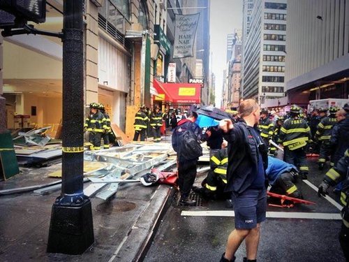 纽约时代广场脚手架倒塌三人受伤 包括两亚裔女性