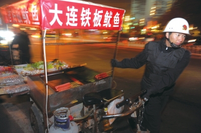 近日,在酒仙桥公交车站周边及将台路,十多个现场制作经营麻辣烫,铁板