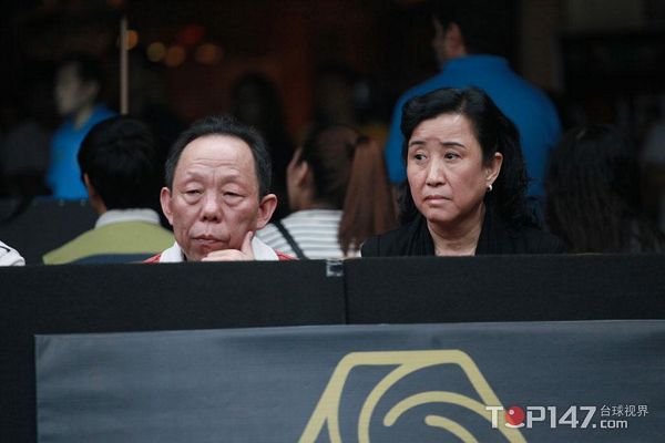 图文:10美女东西方父母对决潘晓婷美女观战刘官庄莒县球赛的图片