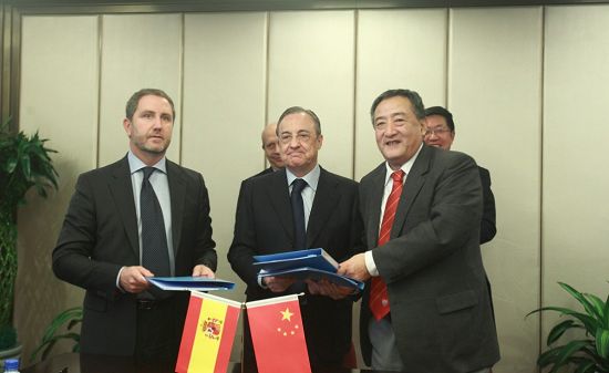 中国大体协秘书长杨立国(右)与皇马俱乐部主席弗洛伦蒂诺(中)签署合作
