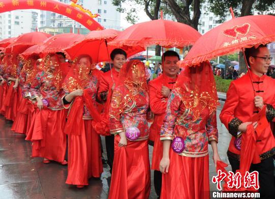 本届集体婚礼采取中式婚礼形式,整个婚礼流程体现浓浓的中国风,民俗情