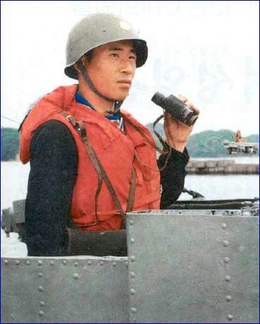 朝鲜数十名海军官兵殉职 金正恩前往烈士墓祭