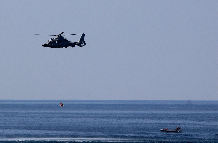 直升机海上救生-左双龙 摄