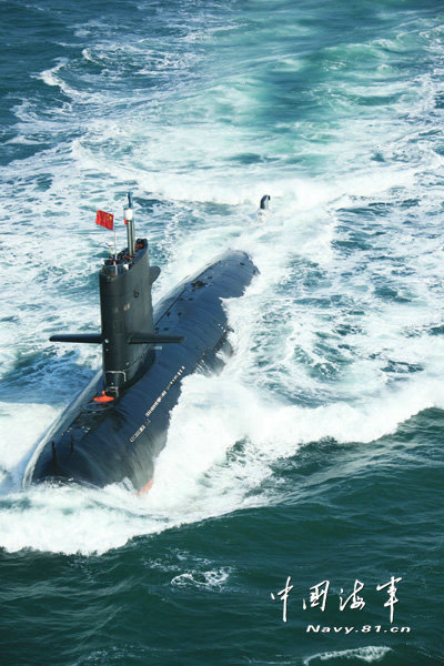 资料图:中国海军核潜艇的轮廓就在海平面上清晰起来.
