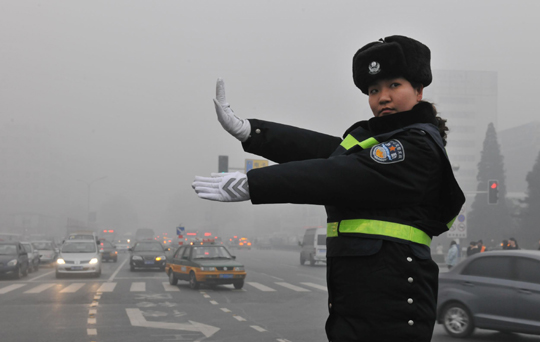 韩国口罩销量激增抱怨雾霾来自中国 冬季供暖