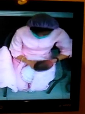 台湾一月子中心疑虐婴护士掐视频婴儿猛摇(图考斯特脖子图片
