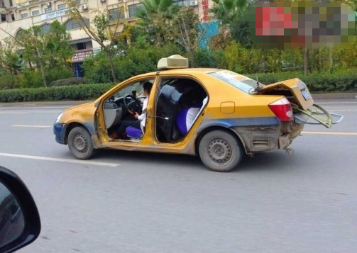 女司机驾驶无门的士上路市民惊呆组图