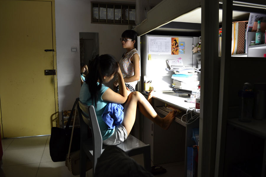 广西大学女生拍摄女生宿舍生活系列摄影作品获