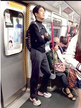 周润发搭地铁表现亲民。