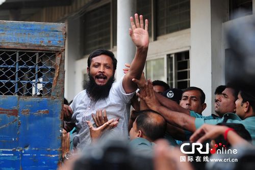 当地时间2013年11月5日，孟加拉达卡一名孟加拉步枪队士兵在听到自己被判死刑后大声疾呼。当天孟加拉法庭判处150名步枪队士兵死刑，另有数百人获刑。这些士兵被控在2009年发动军事哗变。这起孟加拉国历史上军官死亡人数最多的事件曾引发极大震动,军方要求严惩哗变者。图片来源：MUNIR UZ ZAMAN/CFP