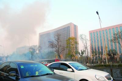 今晨，位于太原市迎泽大街的山西省委附近连续发生爆炸。警方已封锁现场，事件正调查中；小图为爆炸中一辆受损的公交车停在现场 新华社发