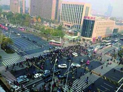 爆炸發生後，大量市民聚集在現場 新華社發