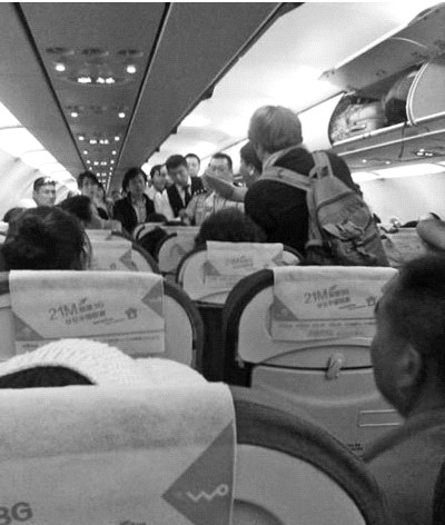 内地航班乘客互殴:女子揪住外籍男子头发拖行