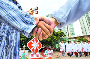 11月3日,浙江温州医科大学在校学生举行"行为医塑"宣传改善医患关系.