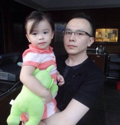 刘涛老公抱女儿出镜。