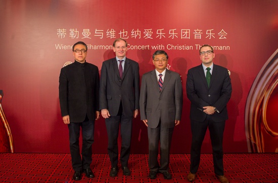 右起中央电视台戏曲音乐部主任郎昆先生,维也纳爱乐乐团团长克莱门斯