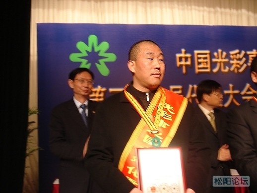 2007年4月,绿野木业公司董事长许伟林,因心肌梗塞抢救无效逝世,年仅