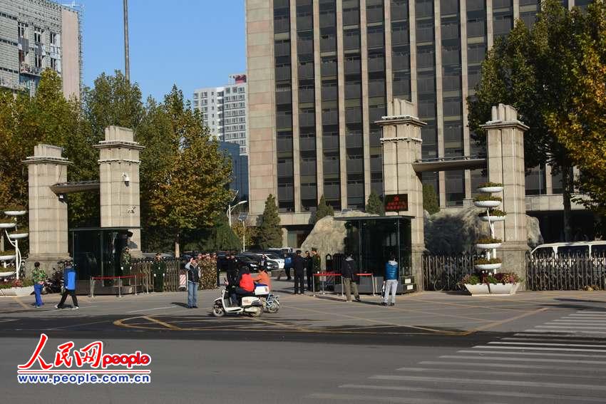 人民网太原11月7日电 6日上午,位于太原市迎泽大街的山西省委附近连续