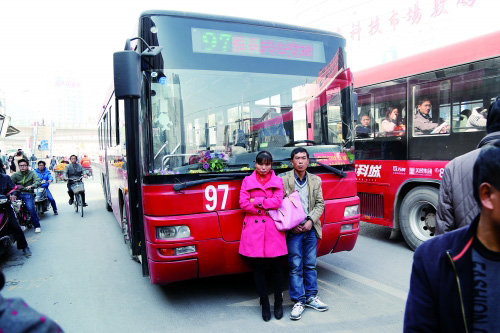 失主夫妇阻挡公交车离开，直到下午被劝开 河南商报记者 刘鸿翔/摄
