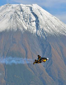 "喷气飞人"飞跃富士山 54岁已经是9次(组图)