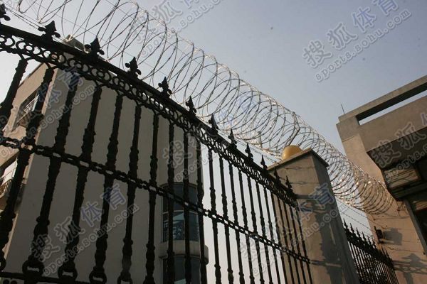 图文:杭州拘留所开放日 铁丝网缠绕