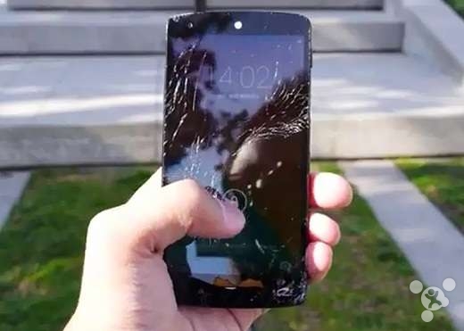 谷歌Nexus+5手机跌落测试碎屏严重(图)