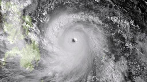2013年最强台风袭击菲律宾 十数万居民被疏散