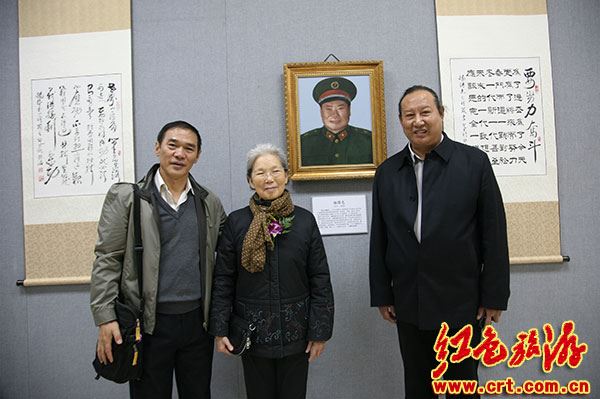 开国上将杨得志总长夫人石莉与画展组委会秘书长蔡四维(左)中国部长