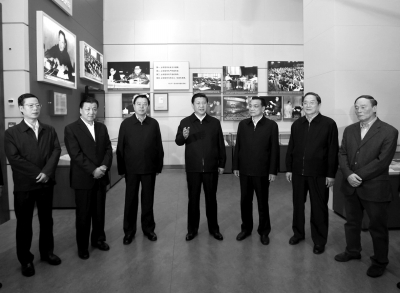 2012年11月29日，习近平等在国家博物馆参观《复兴之路》展览，提出为实现中国梦而奋斗。(资料图片)新华社发