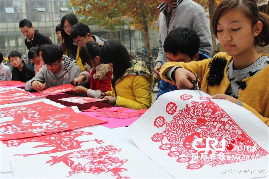 山东大学生剪纸欢庆十八届三中全会(图)